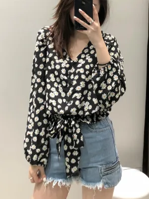 Long Sleeves Cropped Daisy Floral Print Blouse In Black